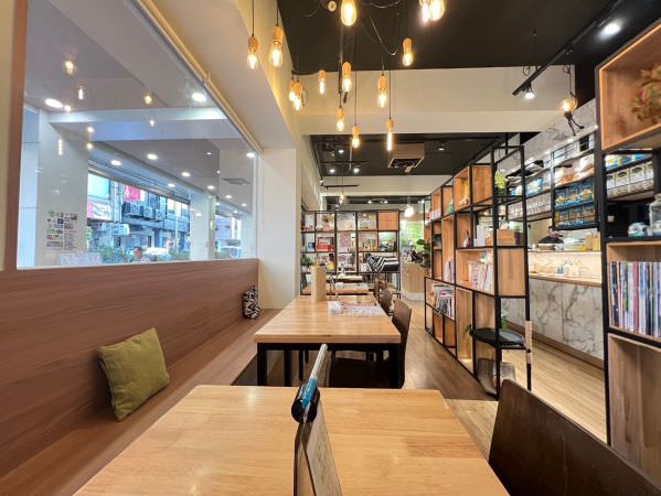 森林小徑健行店用餐環境